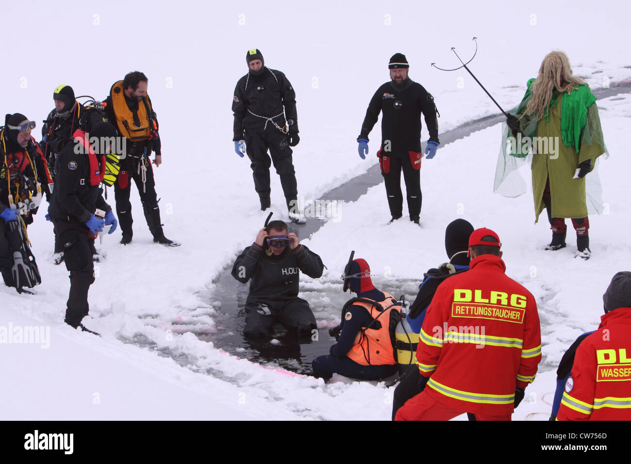 Immersioni sotto il ghiaccio palestra della protezione civile DLRG su un congelati fino al lago, Germania Foto Stock
