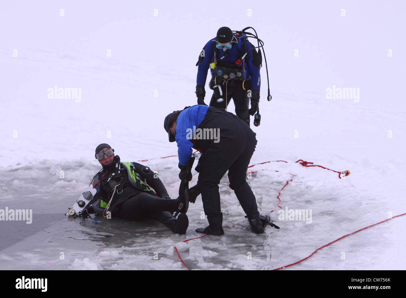 Immersioni sotto il ghiaccio palestra della protezione civile DLRG su un congelati fino al lago, Germania Foto Stock