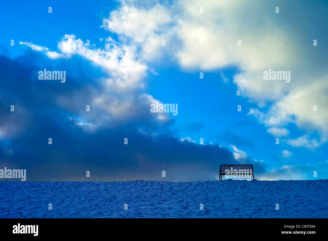 Panca sulla sommità di una coperta di neve del mare del Nord dyke, Germania, Bassa Sassonia, Landkreis Cuxhaven, Dorum-Neufeld Foto Stock