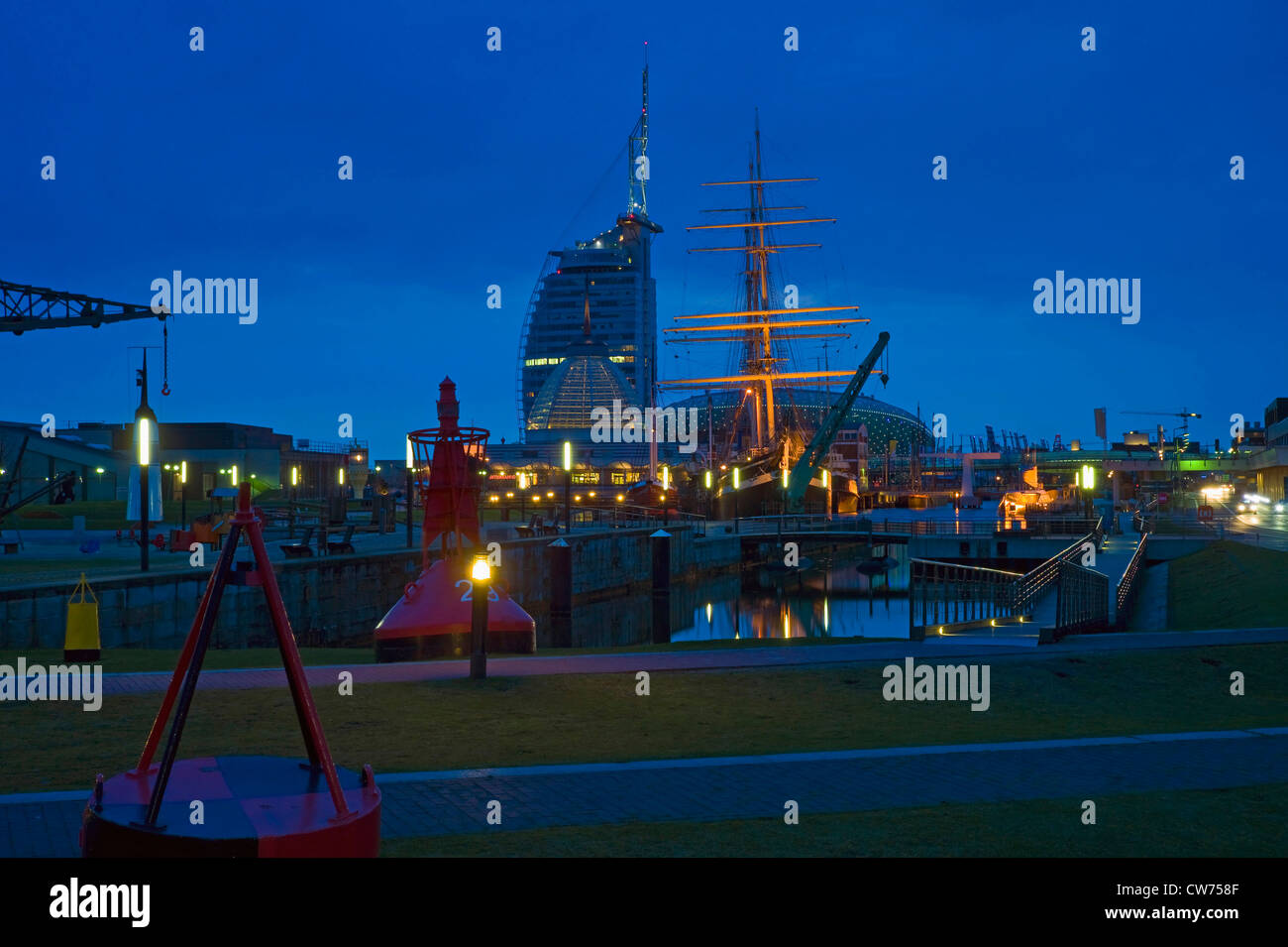 Night Shot del museo navale tedesco (Deutsches Schiffahrtsmuseum), Germania, Freie Hansestadt Bremen, Bremerhaven Foto Stock