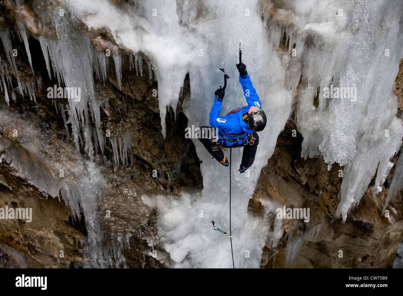 Ice Climber in corrispondenza di una parete, Austria Foto Stock