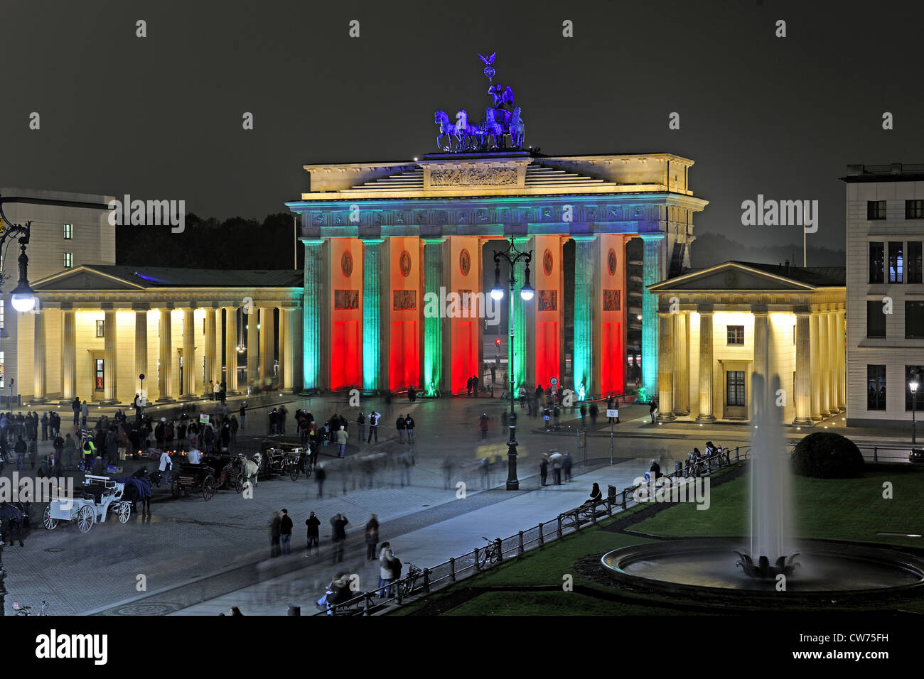La Porta di Brandeburgo a Paris Square illuminata a festa delle luci 2009, Germania Berlino Foto Stock
