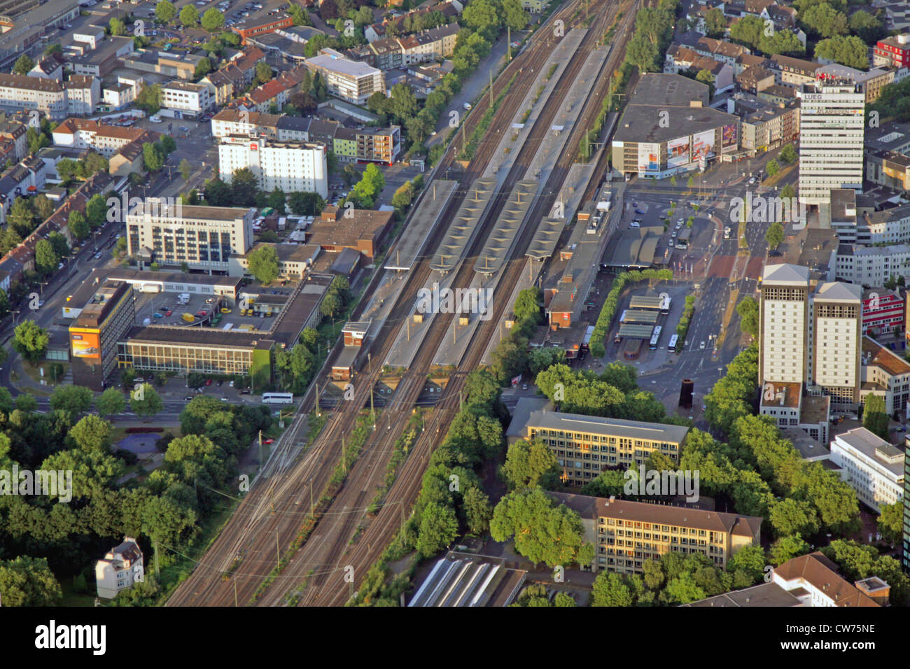 Vista della stazione principale, hotel Holday Inn e Ibis, il principale ufficio postale e opera d'arte "terminale", in Germania, in Renania settentrionale-Vestfalia, la zona della Ruhr, Bochum Foto Stock