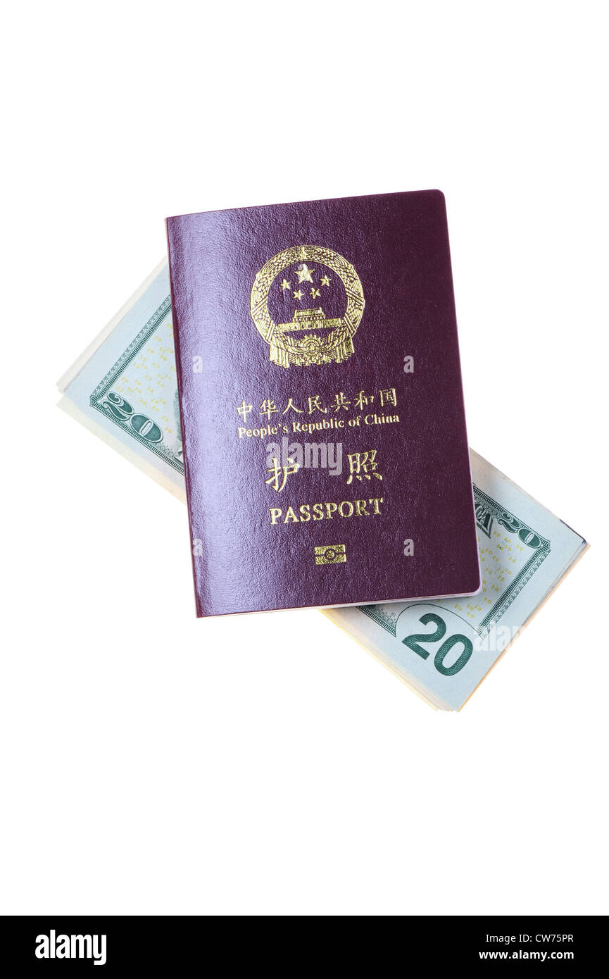 Passaporto cinese e una pila di dollari USA isolato su bianco Foto Stock
