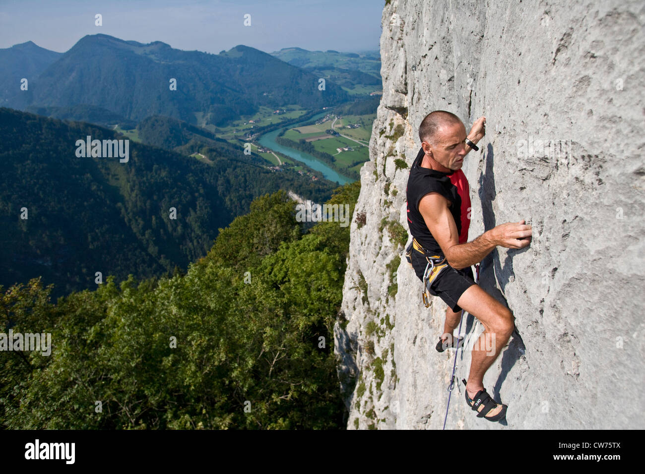 Persone di mezza età scalatore in corrispondenza di una parete di roccia di losenstein, Austria, Ennstal, Nixloch Foto Stock