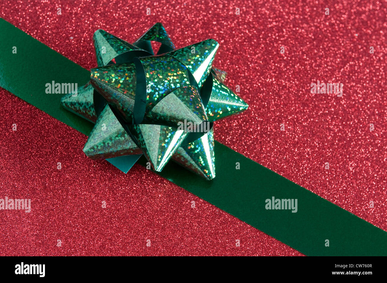 Anello verde intorno a un rosso regalo di Natale Foto Stock