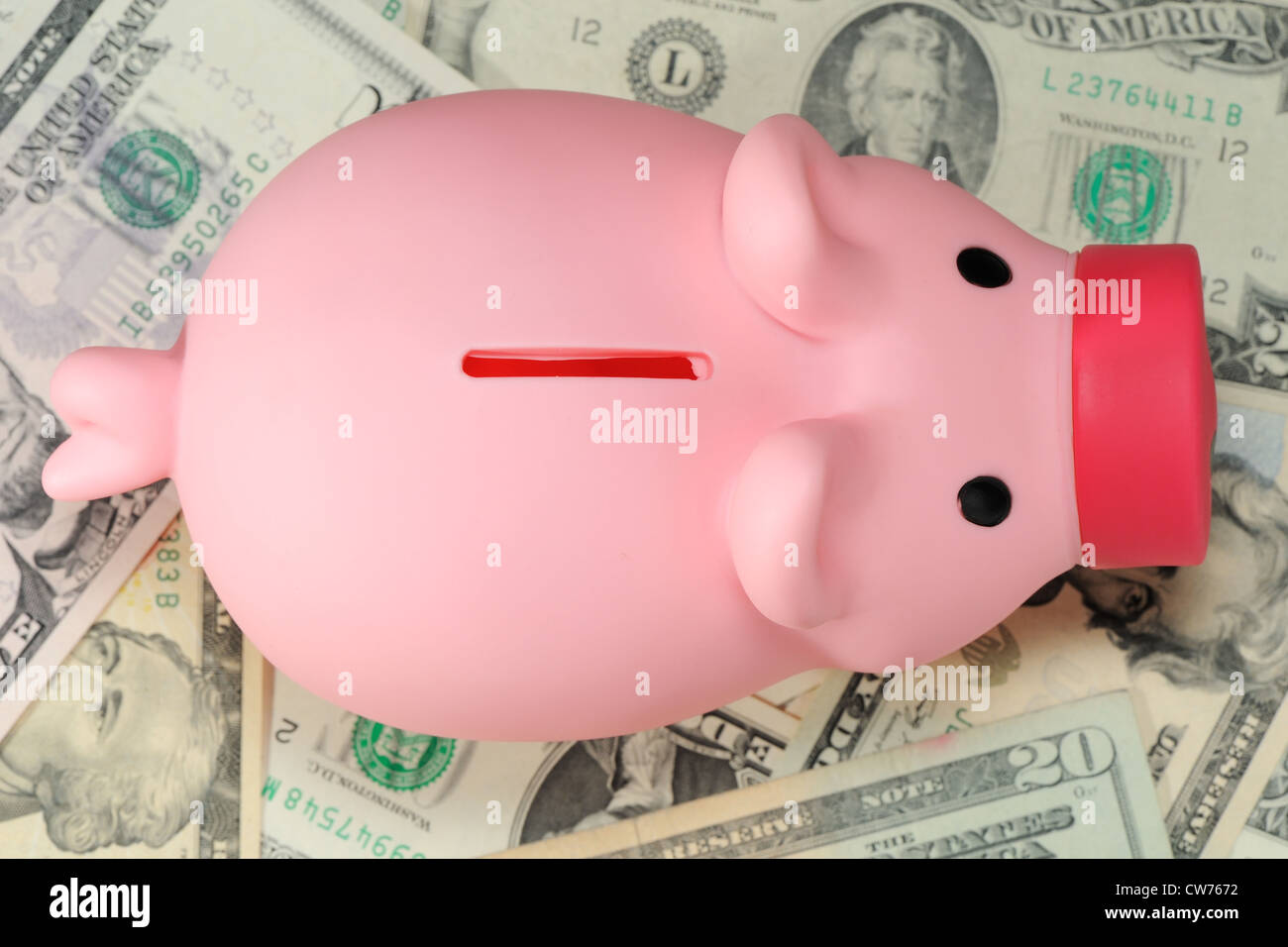 Salvadanaio sulla carta moneta dollar pila Foto Stock