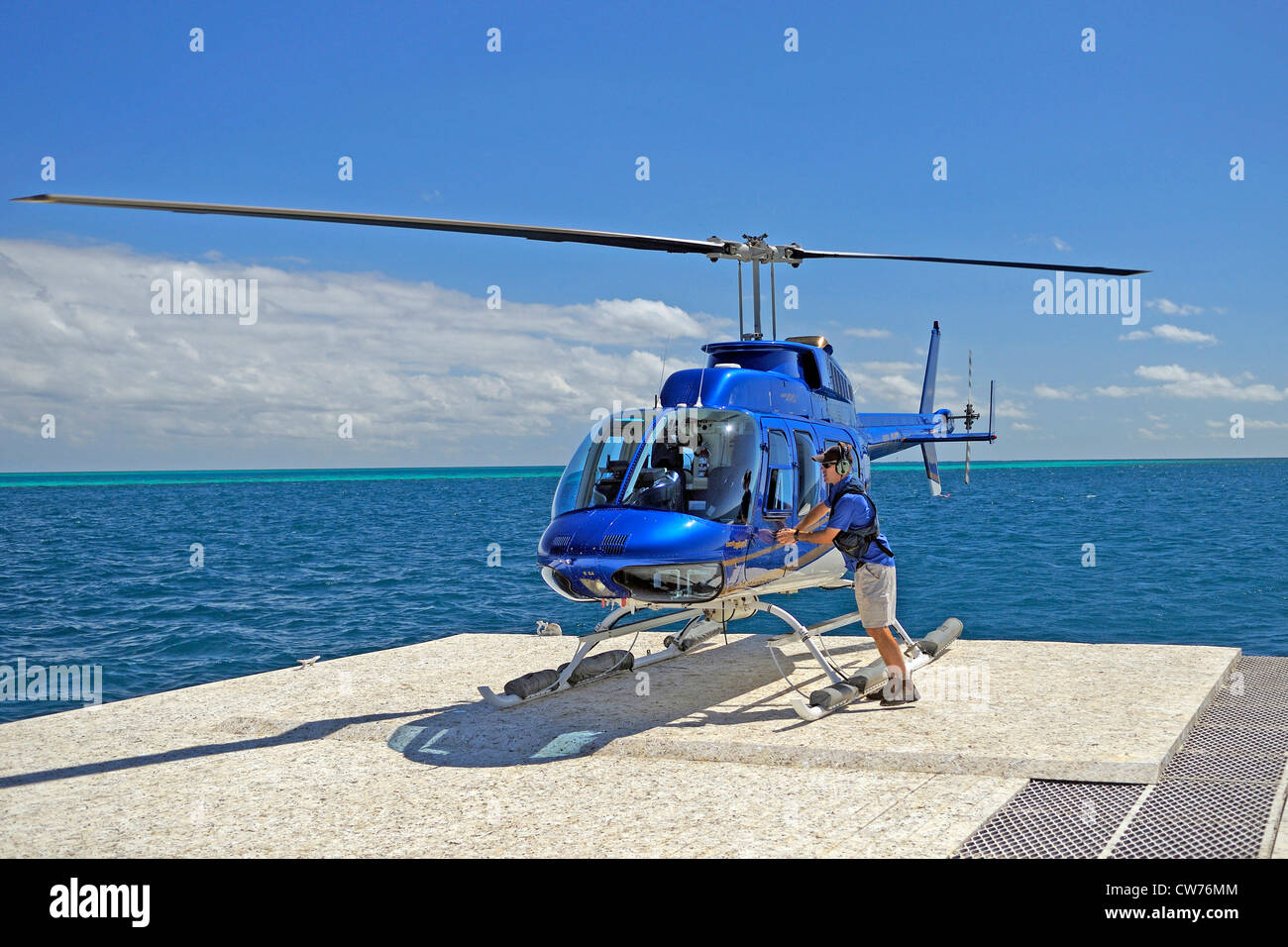 Elicottero per voli turistici oltre la Grande Barriera Corallina su un ponton, Australia, Queensland Foto Stock