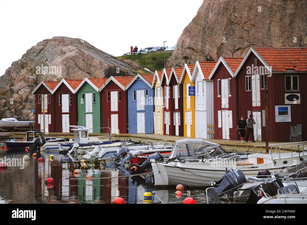 Fila di pesca colorata di capanne, Svezia, Bohuslaen, Smoegen Foto Stock