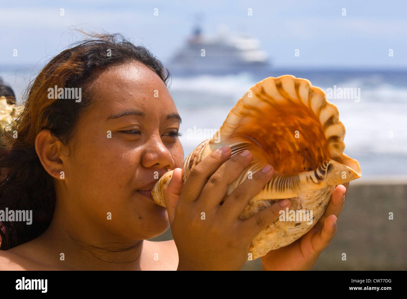 Isola di soffiaggio donna conch shell, Isole Cook, Atiu Foto Stock