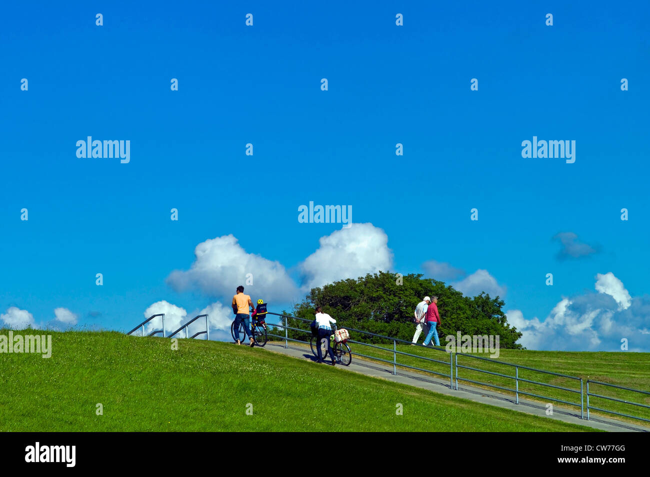 I turisti su dike , Germania, Bassa Sassonia Foto Stock