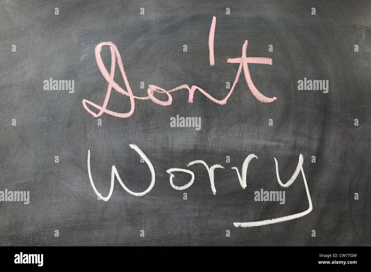 Non preoccuparti parole scritte sulla lavagna Foto Stock