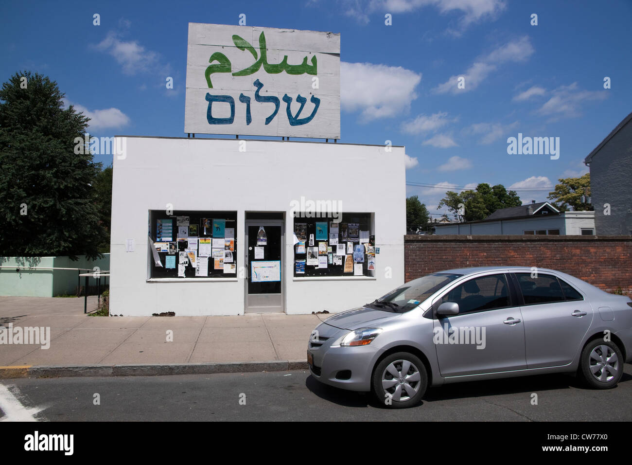 Un Salaam Shalom firmare la promozione della pace tra Arabi ed Israeliani sulla parte superiore di un edificio in Hudson, New York. Foto Stock