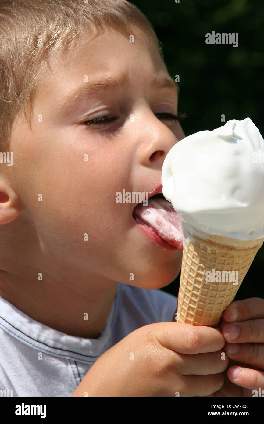 Ragazzo mangia gelato Foto Stock