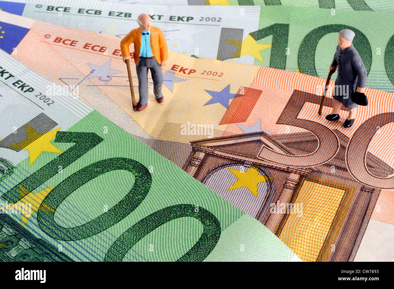 Immagine simbolica per pesion e fornitura per la vecchiaia, poco figure sulle banconote Foto Stock