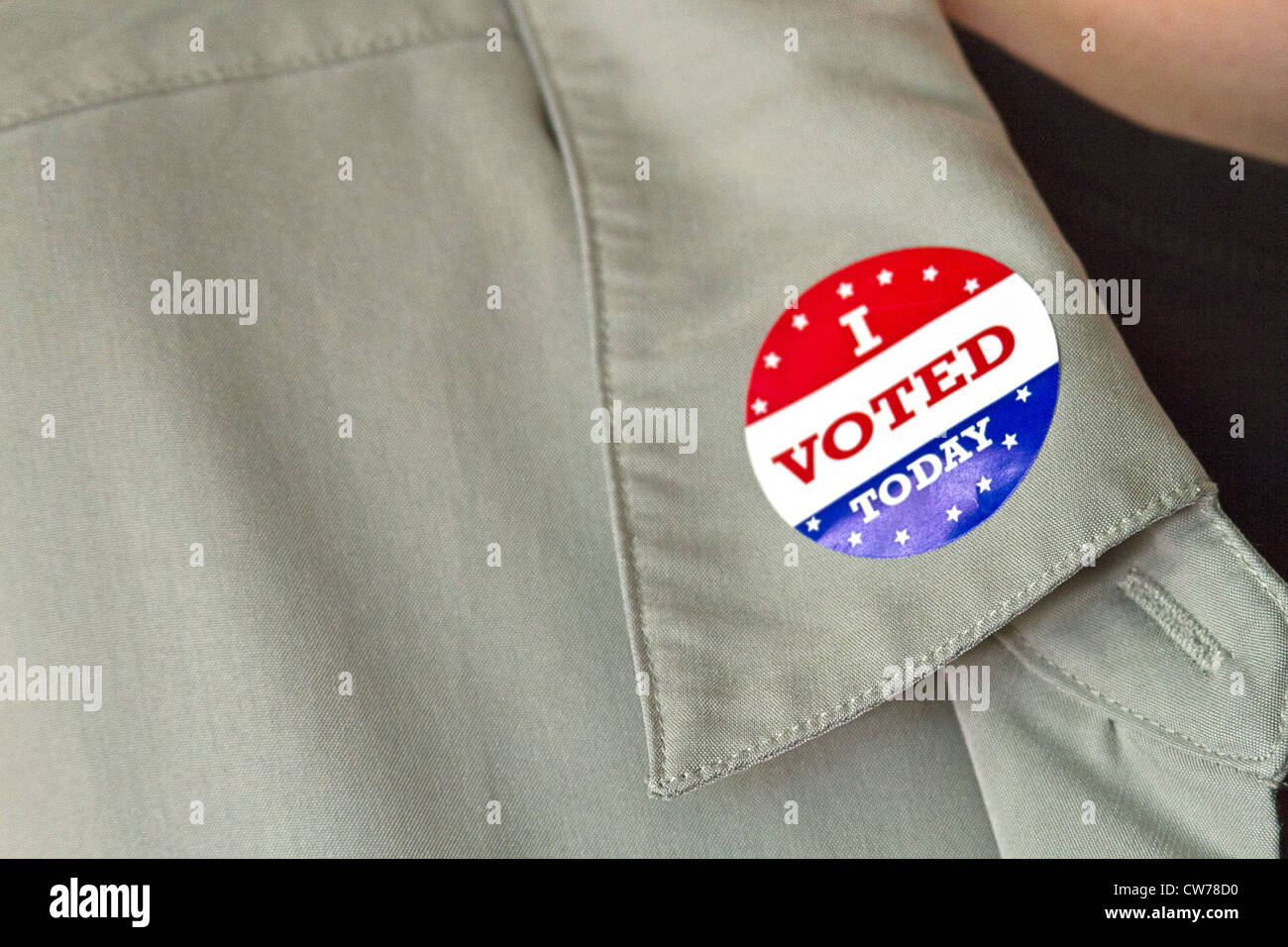 Close up di un americano "ho votato oggi' un adesivo su una persona bianca il bavero Foto Stock