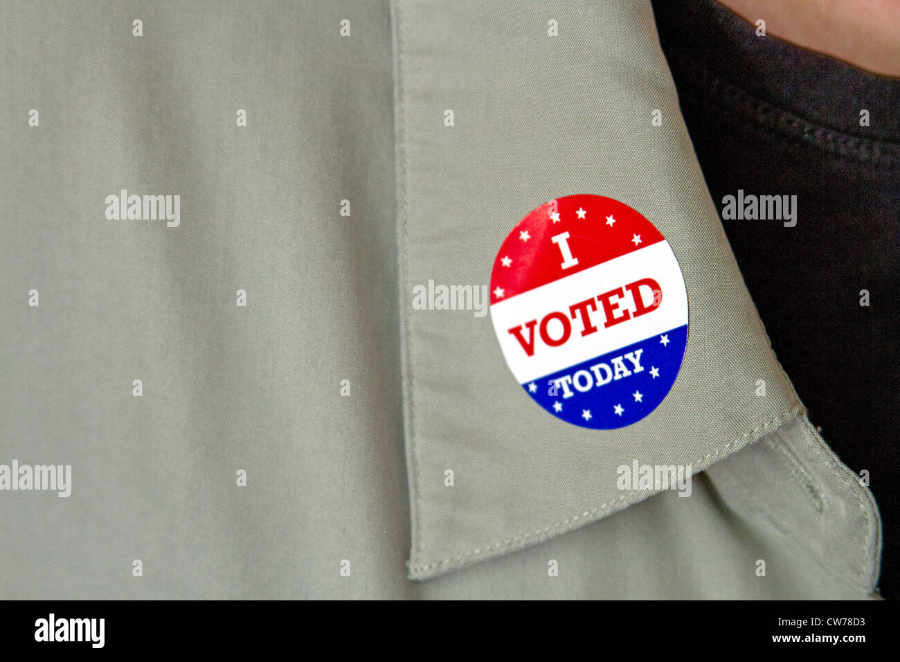 Close up di un 'ho votato oggi' adesivo sul risvolto della camicia Foto Stock