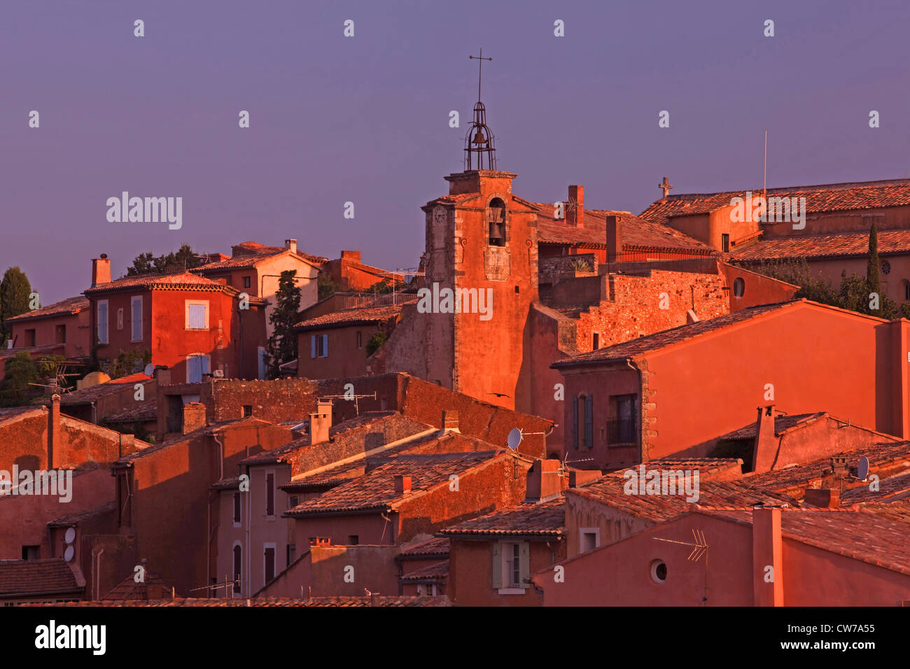 Vista di Rossiglione evenling luce, della Francia, in Provenza Roussillon Foto Stock