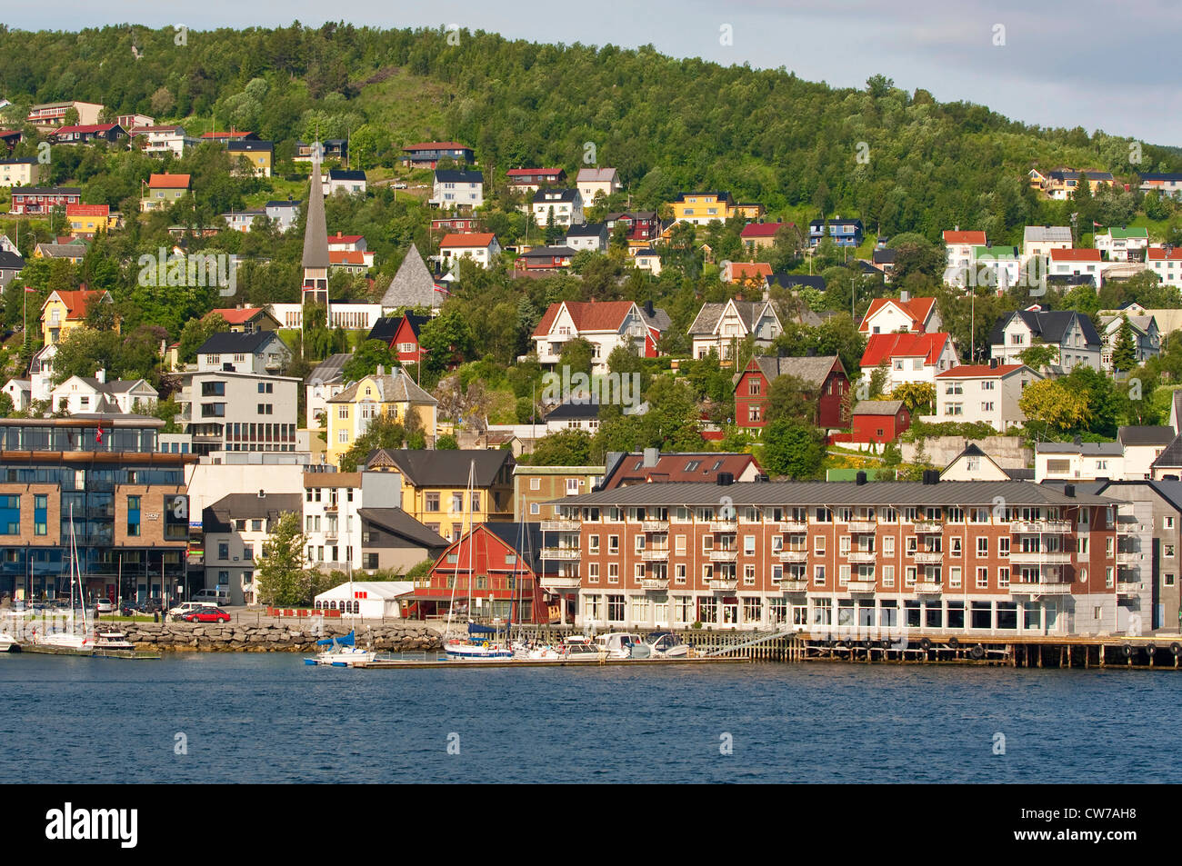 Vista della città costiera di Harstad, Norvegia Foto Stock