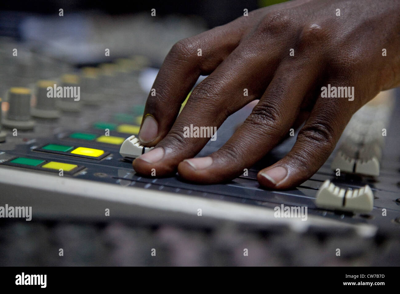 Mano di un ingegnere audio al mixer presso la stazione radio "Radio Isanganiro' popolari nel paese, Burundi Bujumbura Marie, Bujumbura Foto Stock