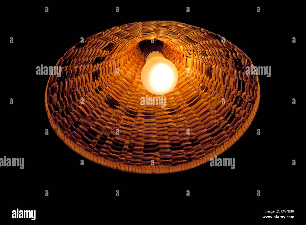 Lampadina della luce e ombra della lampada fatta di fibra di banana, Burundi Gitega Foto Stock