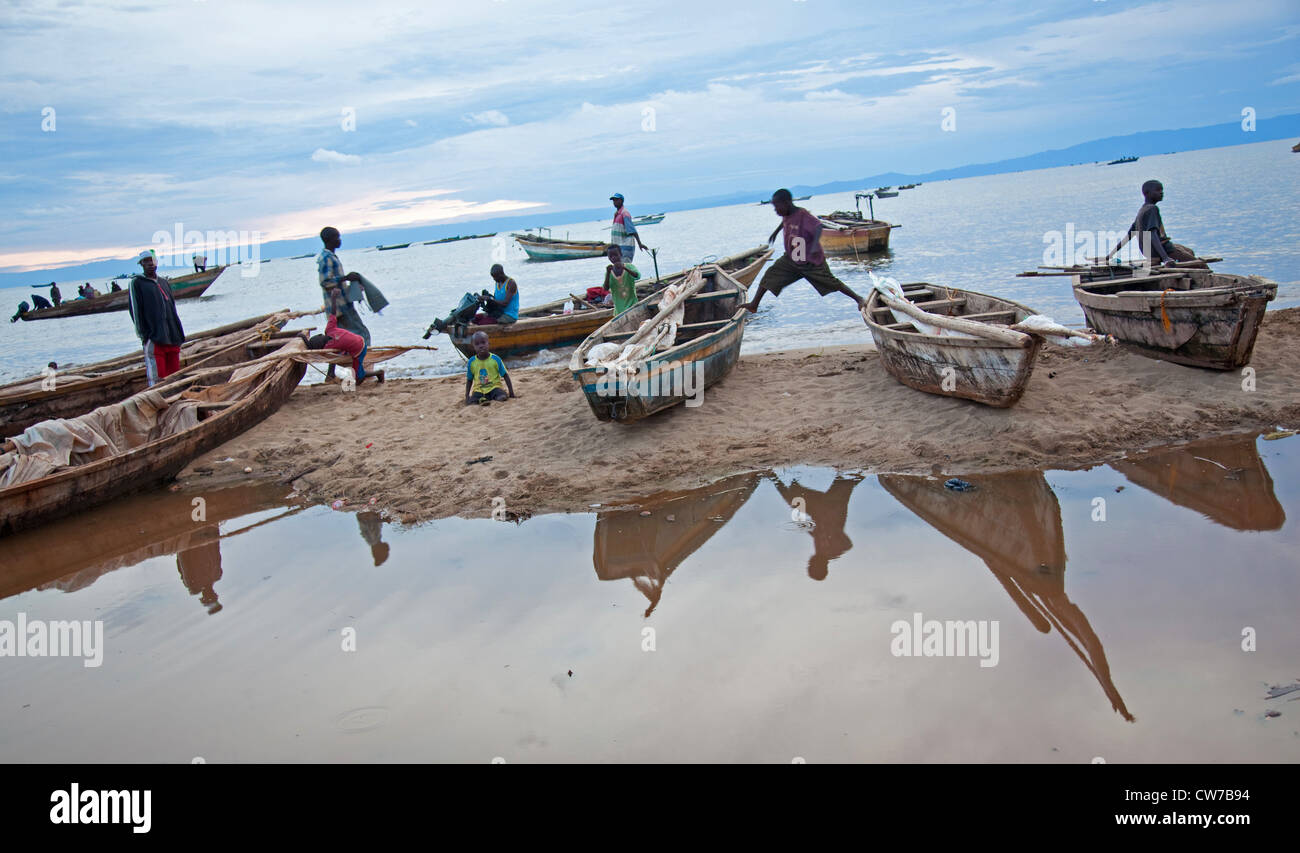 Bambini che giocano su imbarcazioni da pesca al Lago Tanganica, Burundi, Makamba Foto Stock