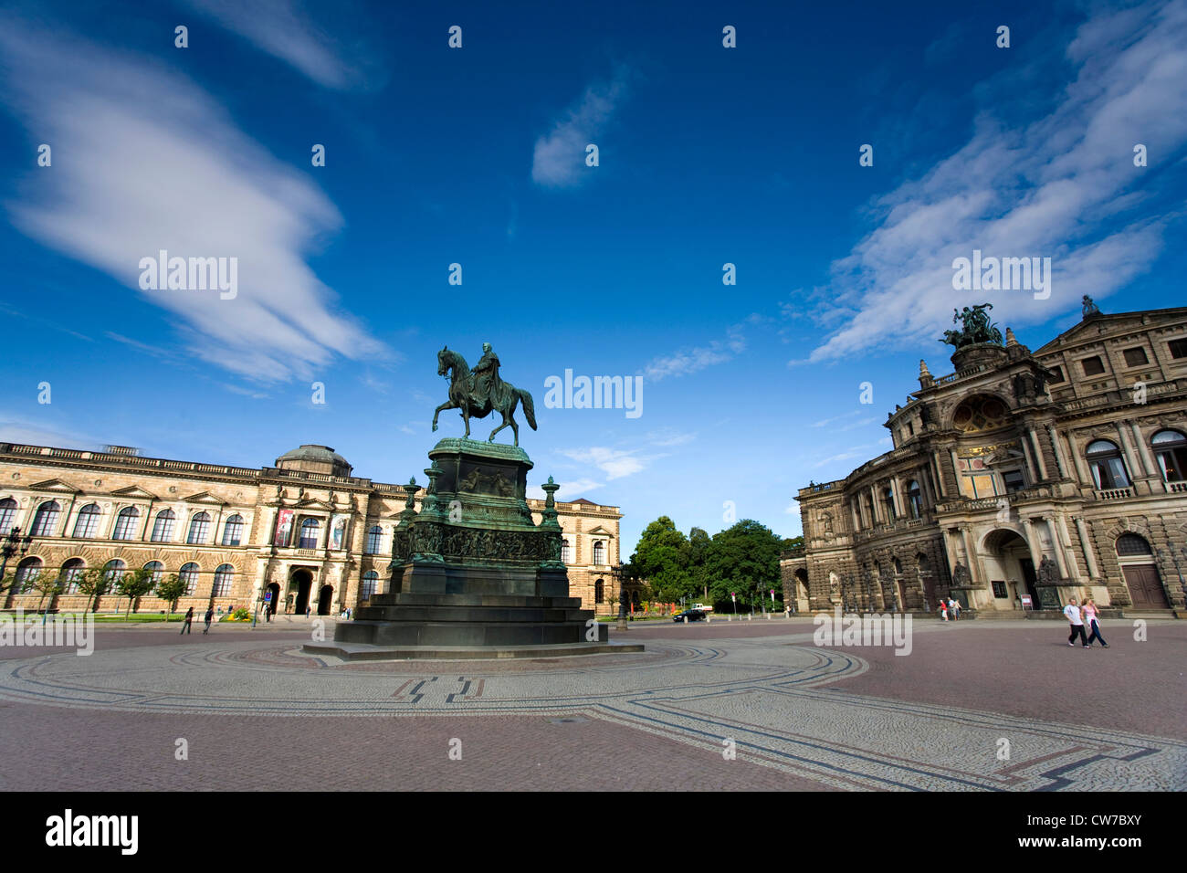 Statua (Re Johann) nella parte anteriore del operahouse e lo Zwinger, la Germania, in Sassonia, in Dresden Foto Stock