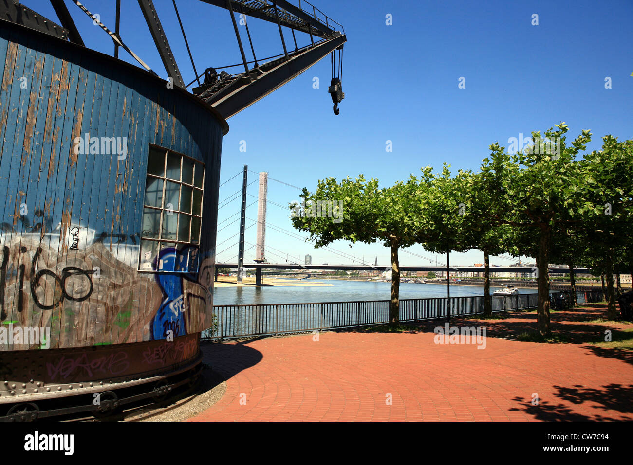 Vecchia gru di carico a Media Harbour Duesseldorf, Germania, Nordrhein-Westfahlen, Duesseldorf Foto Stock