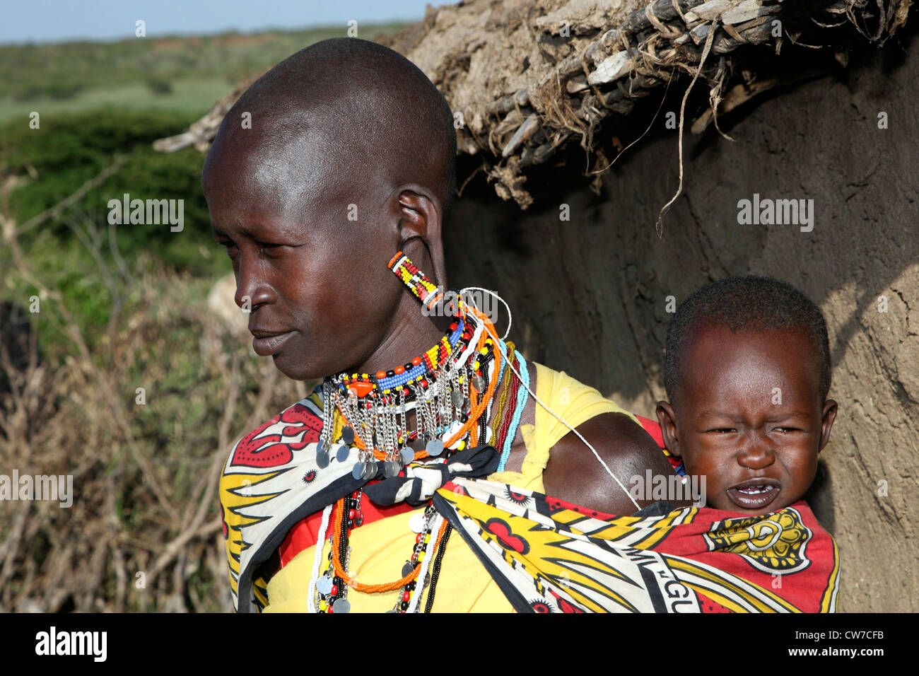 Masai donne e bambini al loro hut , Kenia Masai Mara National Park Foto Stock