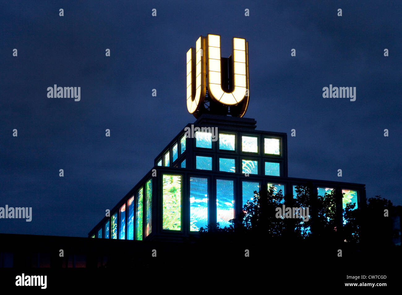 Il logo di Dortmunder Union Brauerei, Dortmunder birrificio Union, sul tetto del Centro europeo per l'economia creativa al blue ora, in Germania, in Renania settentrionale-Vestfalia, la zona della Ruhr, Dortmund Foto Stock