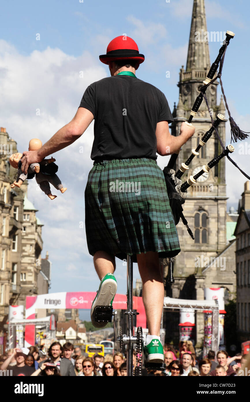 L'artista di strada ha kilted Colin al Festival di Edimburgo Fringe, Royal Mile, Scozia, Regno Unito Foto Stock