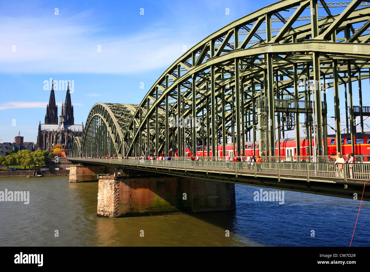 Ponte di Hohenzollern e Cattedrale di Colonia, in Germania, in Renania settentrionale-Vestfalia, Colonia Foto Stock