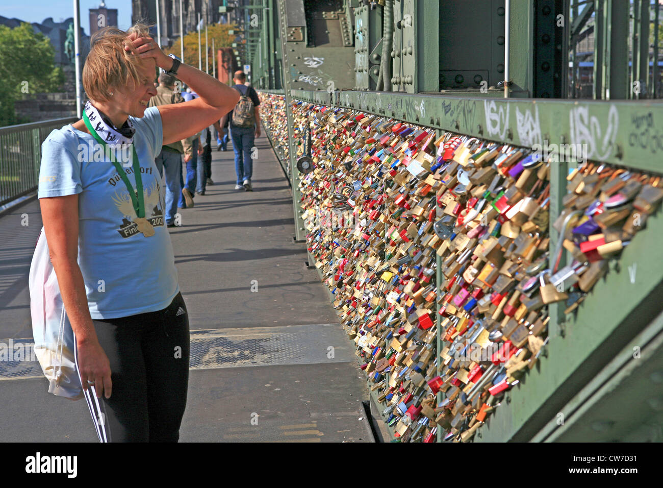 Lucchetti fissato al ponte di Hohenzollern, simbolo per prova di amore, in Germania, in Renania settentrionale-Vestfalia, Colonia Foto Stock