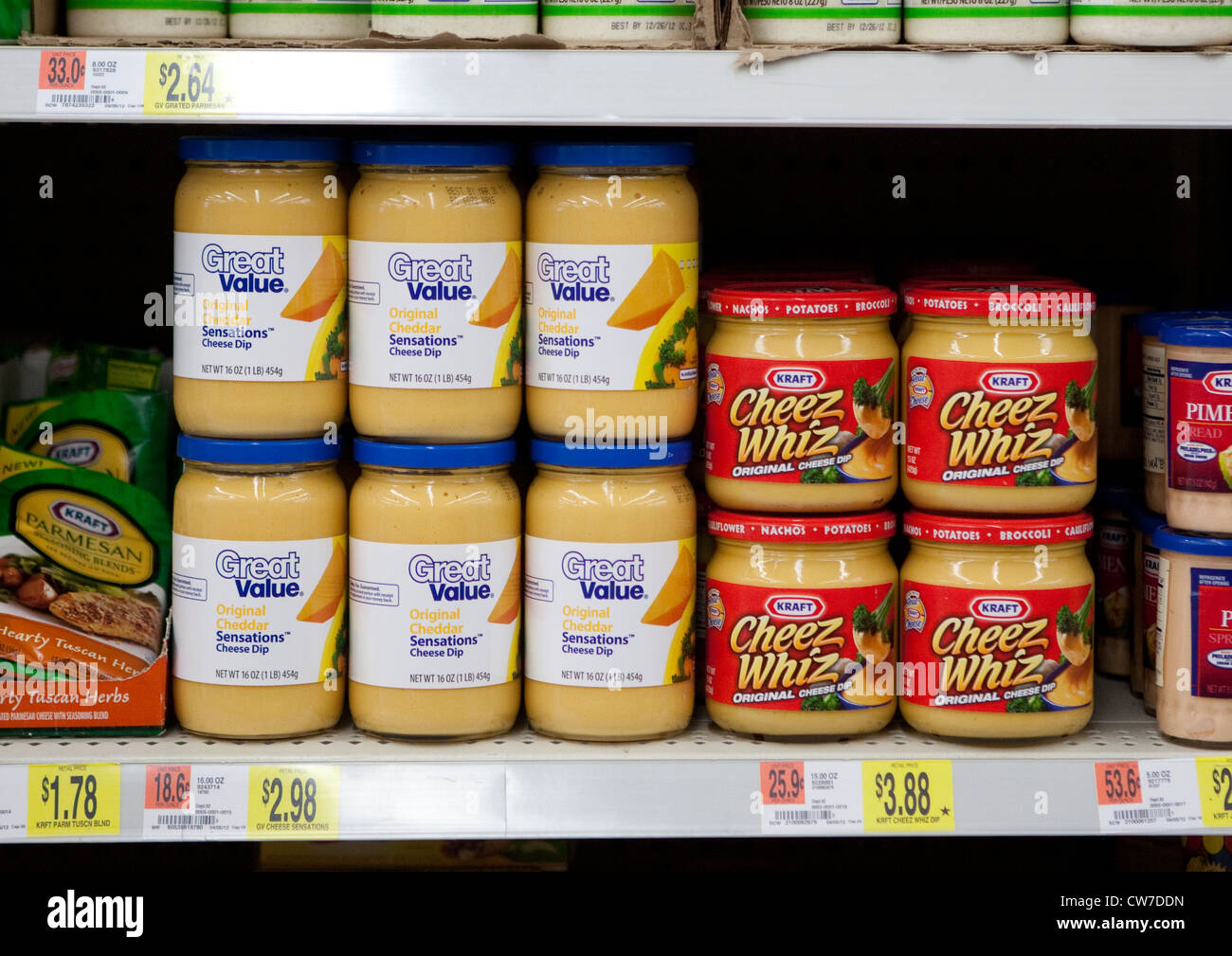 Formaggio Cheddar prodotti dip sul ripiano di Wal-Mart store includono kraft nomi di marca Cheez sfrecciare e prodotto comparabili in generici Foto Stock