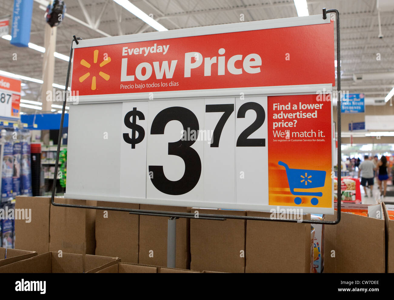 Cantare bilingue in inglese e in spagnolo pubblicizza prezzi bassi al Wal-Mart Supercenter a San Marcos, Texas Foto Stock