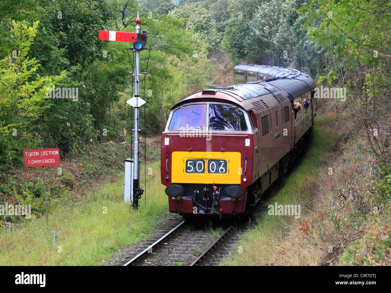 Classe 52 Diesel locomotiva idraulico 'occidentale' corriere entra Bewdley in Severn Valley Railway, Worcestershire, Inghilterra Foto Stock