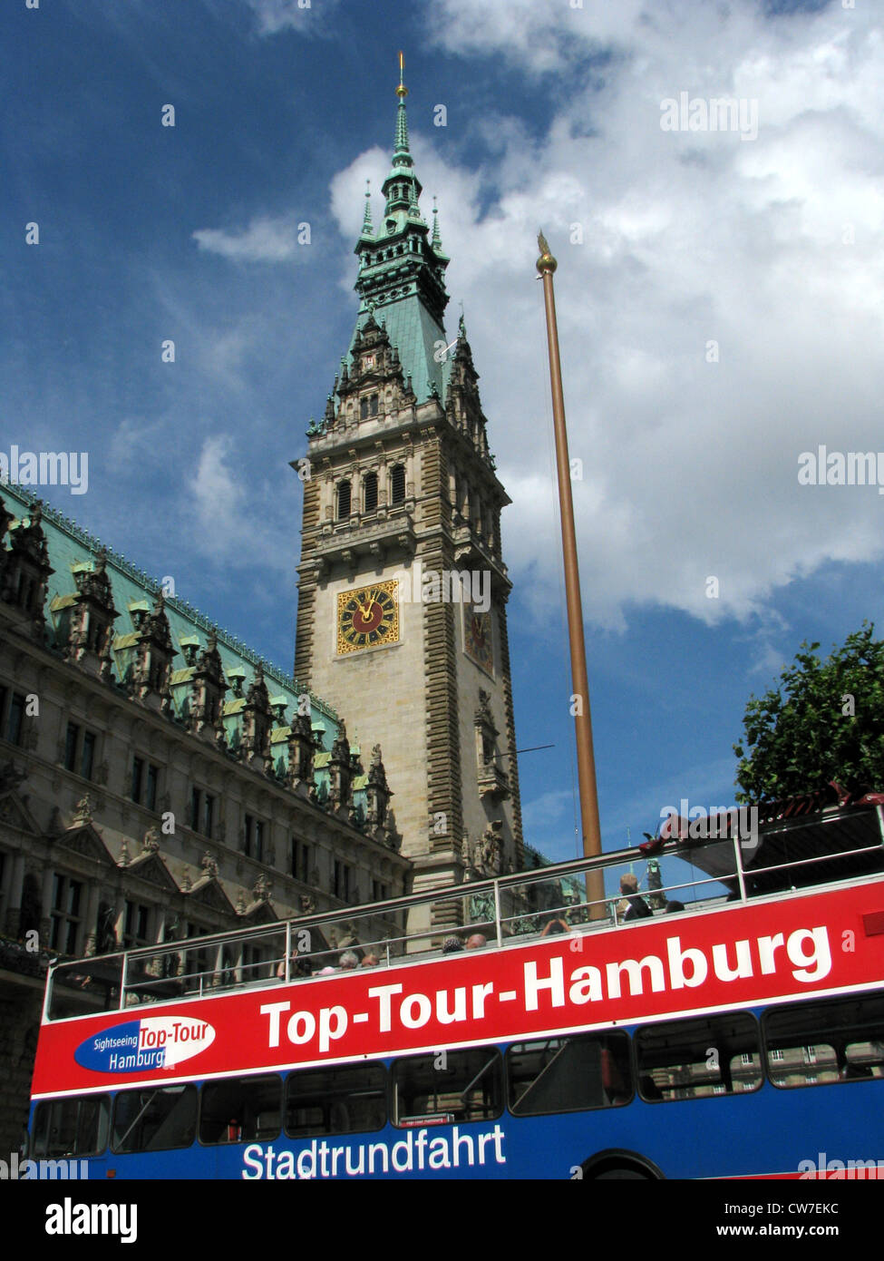 Autobus turistico durante il tour della città si trova di fronte al municipio di Amburgo, Germania, Amburgo Foto Stock