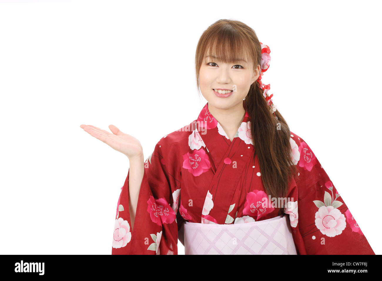 Giovane donna asiatica nelle vesti di kimono mano mostra segno vuoto Foto Stock