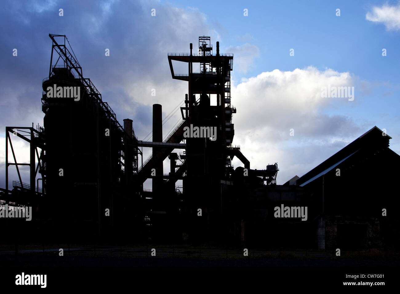 Silhouette dell'ex altoforno della miniera di carbone ad ovest di Phoenix in Hoerde, in Germania, in Renania settentrionale-Vestfalia, la zona della Ruhr, Dortmund Foto Stock