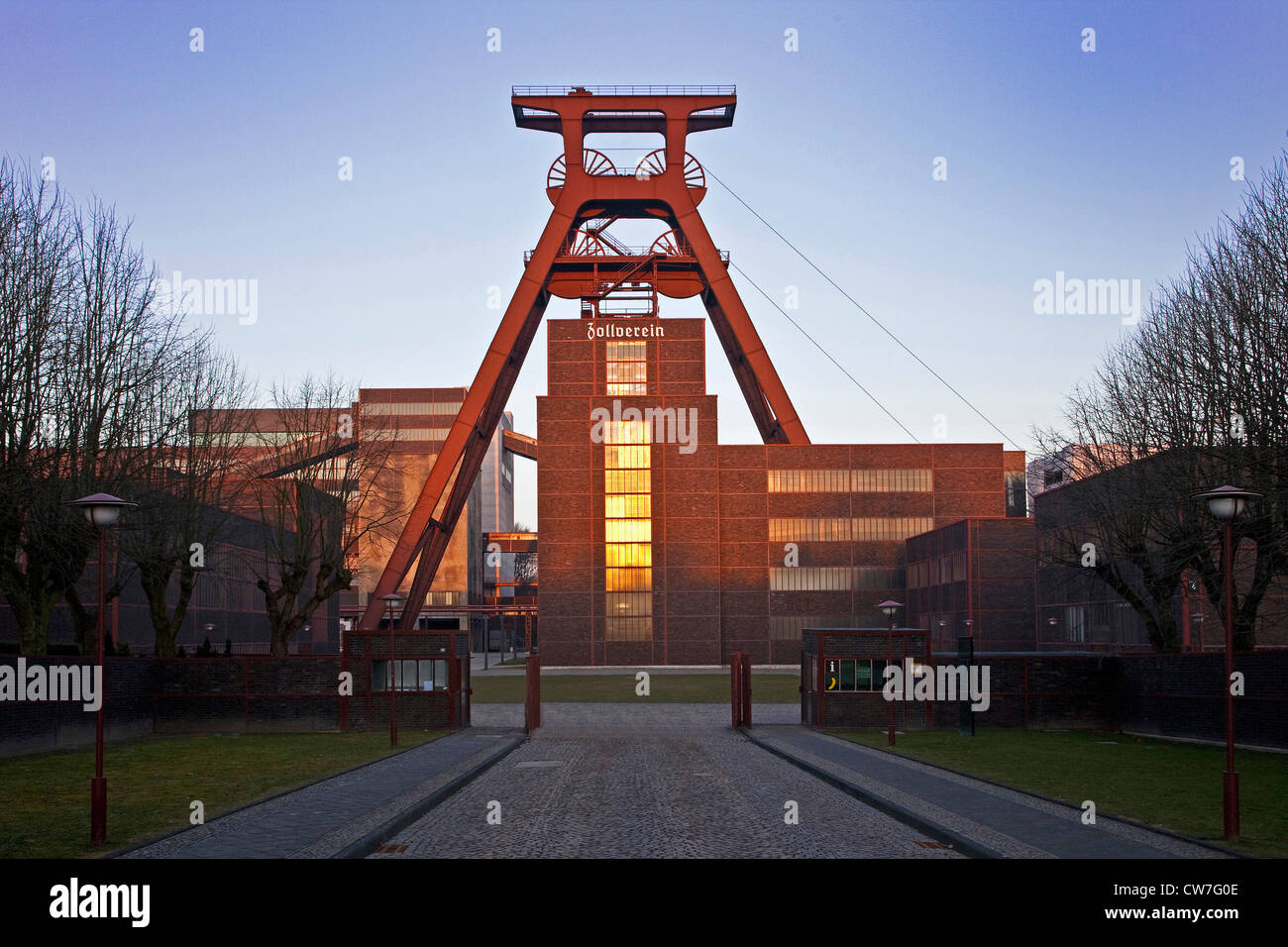 Miniera di carbone Zollverein Schacht XII con copricapo di sunrise, in Germania, in Renania settentrionale-Vestfalia, la zona della Ruhr, Essen Foto Stock