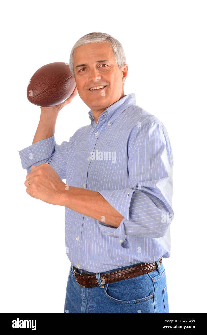 Un centro di età compresa tra i proprietari in jeans e maglietta vestito gettando un football americano. Formato verticale isolato su bianco. Foto Stock