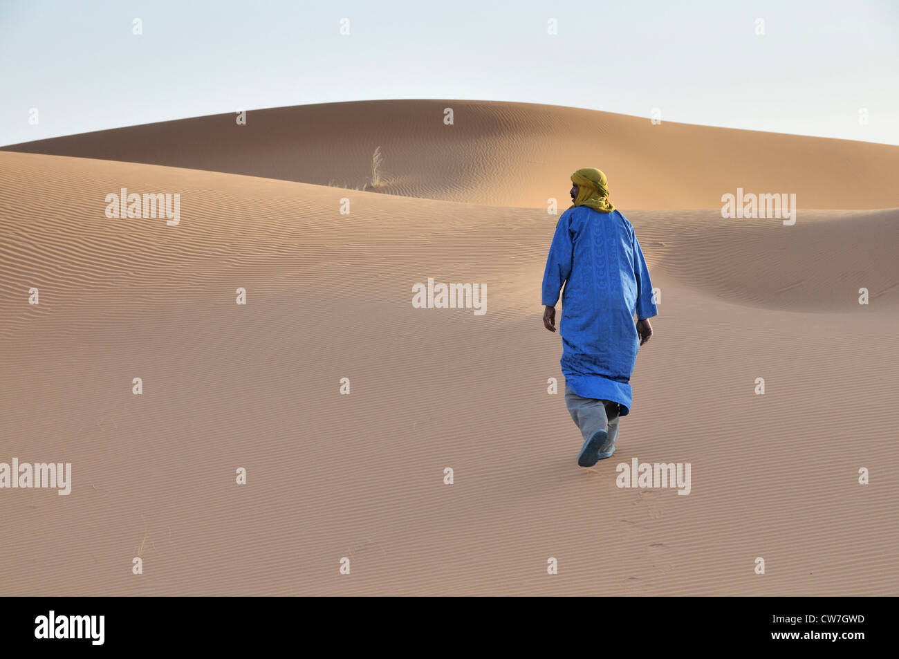 Berber in abbigliamento tradizionale a piedi nel deserto, Marocco, Erg Chebbi Foto Stock