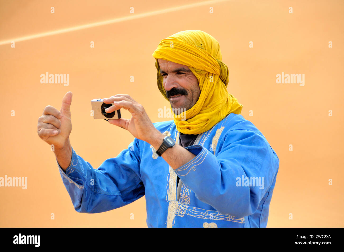 Berber scattare foto con la fotocamera digitale compatta, Marocco, Erg Chebbi, Sahara Foto Stock