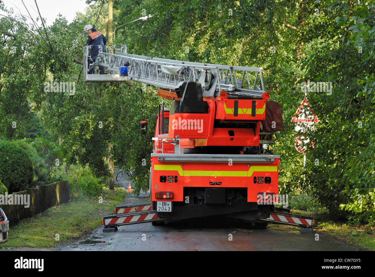 Vigile del fuoco al lavoro, la rimozione dei danni causati dal vento, in Germania, in Renania settentrionale-Vestfalia, Sennestadt Foto Stock