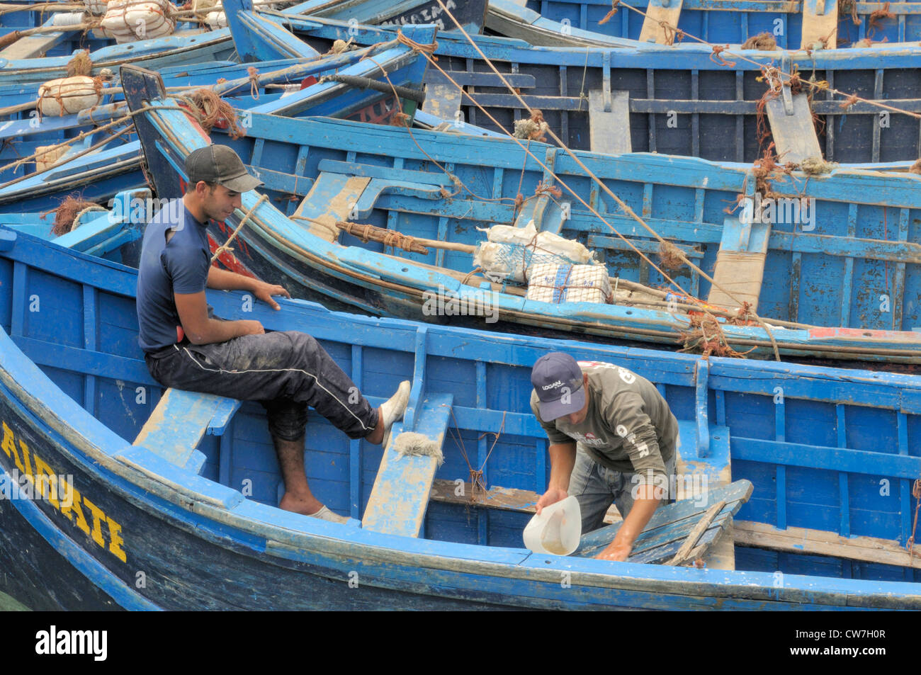 Blu barche da pesca in porto, Marocco Essaouira Foto Stock