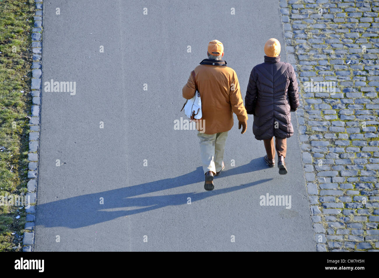 Coppia di anziani passeggiare, in Germania, in Renania settentrionale-Vestfalia, Colonia Foto Stock