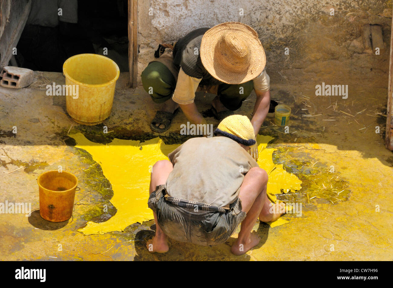 Due lavoratore tinto di essiccazione pelle animale a chouwara conceria, Marocco, Fes Foto Stock