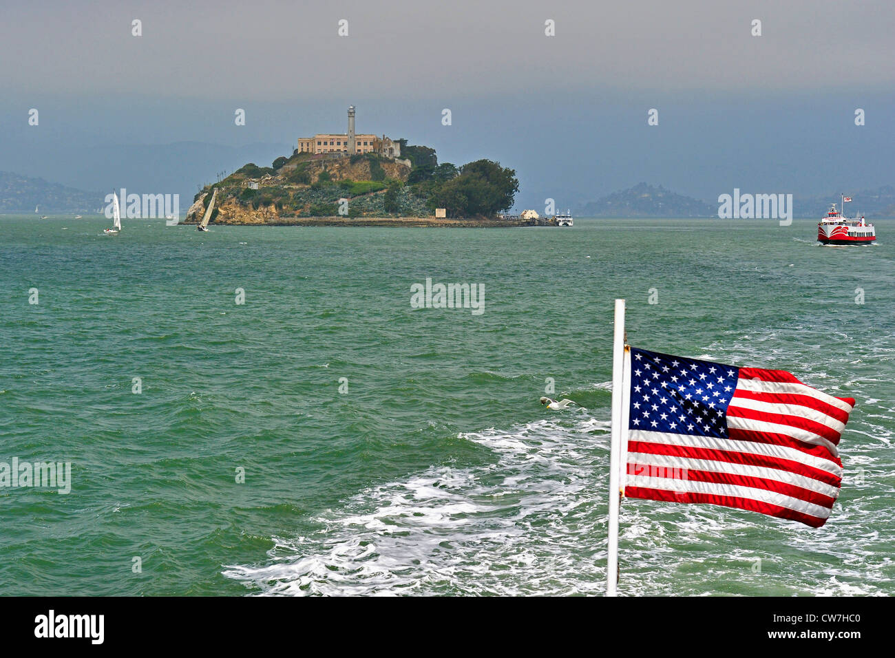 Carcere sull isola di Alcatraz e la bandiera americana, Stati Uniti, California, Isola di Alcatraz a San Francisco Foto Stock