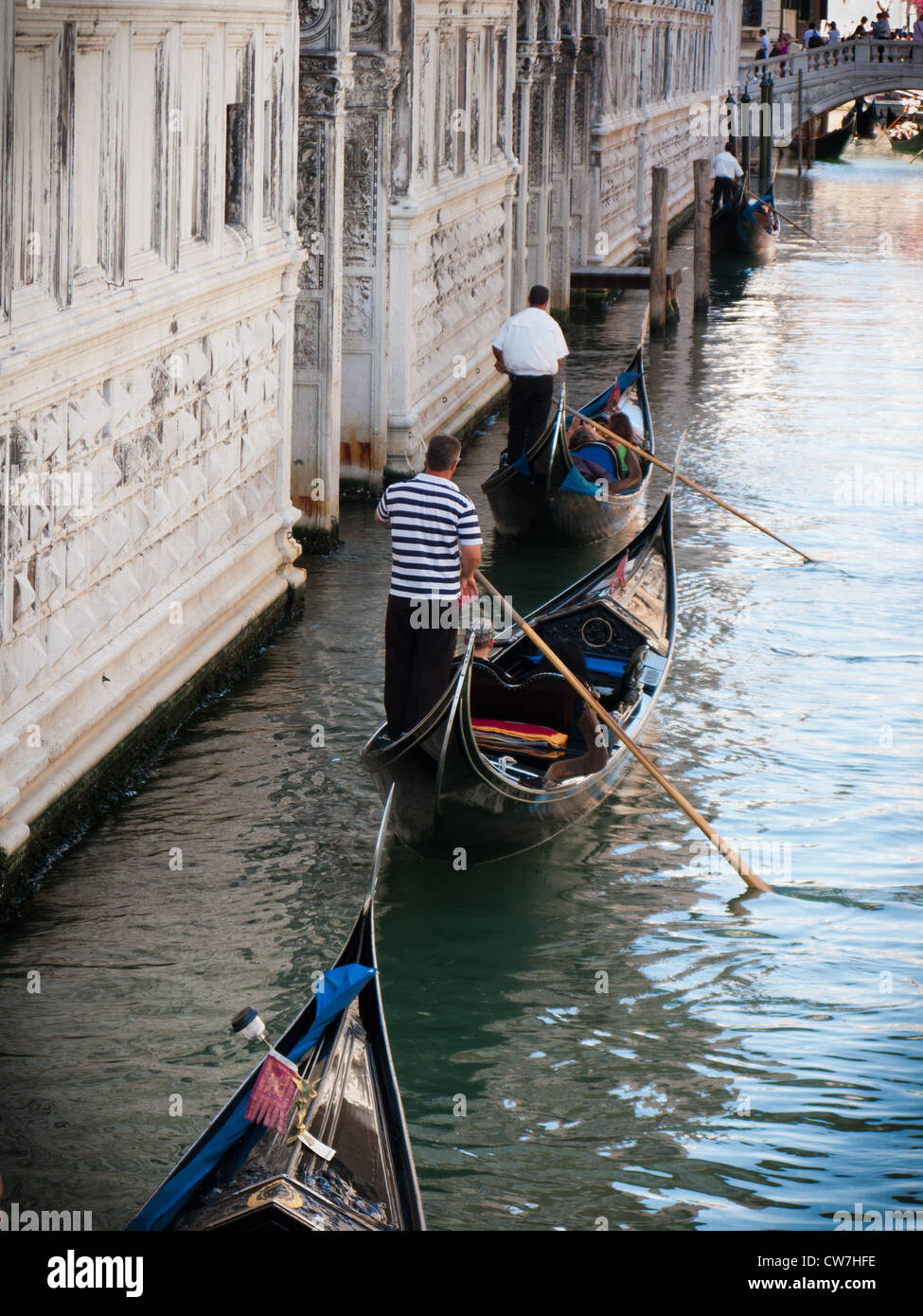 Gondole passare il canale vicino al Ponte dei Sospiri (Ponte dei Sospiri) Venezia, Italia Foto Stock