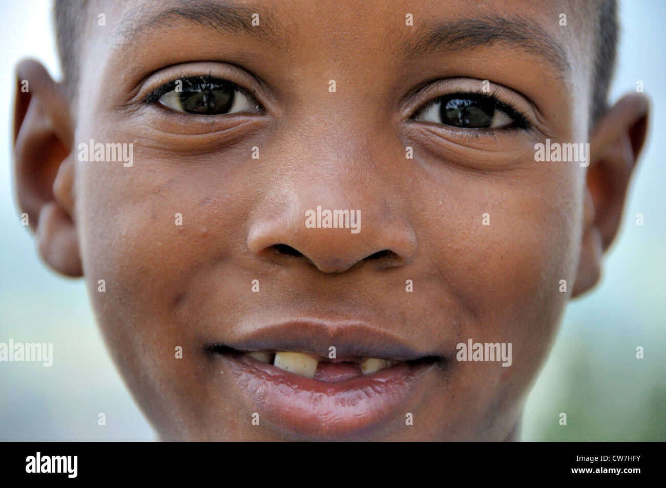 Giovane ragazzo marocchino con denti gap, Marocco, Fes Foto Stock